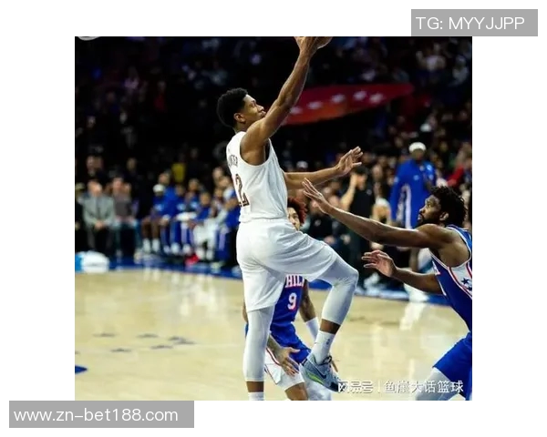 亨特快攻如闪电起飞骑扣恩比德大帝瞬间跪倒场上震撼全场 亨特快攻如闪电起飞骑扣恩比德大帝瞬间跪倒场上震撼全场